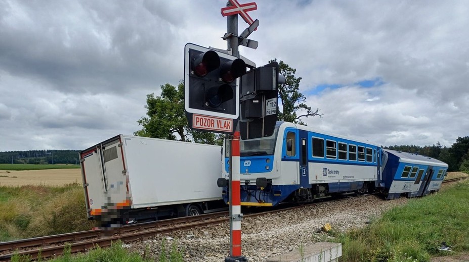 Srážka vlaku s náklaďákem na jihu Čech. Na místě je několik zraněných