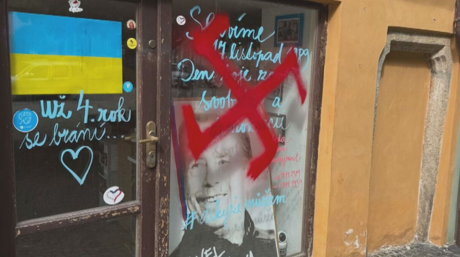 Policie pátrá po vandalovi. V centru Chebu sprejoval hákové kříže