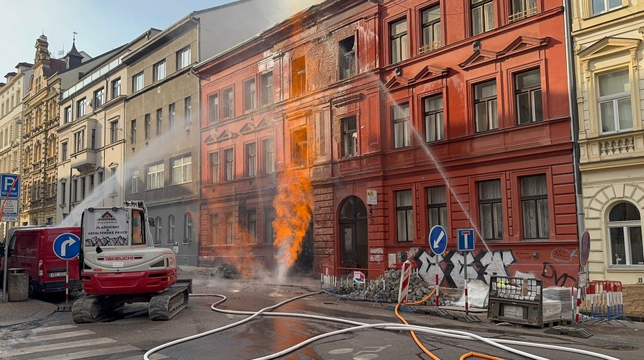 V pražských Holešovicích hoří plyn. Probíhá evakuace, platí druhý stupeň poplachu