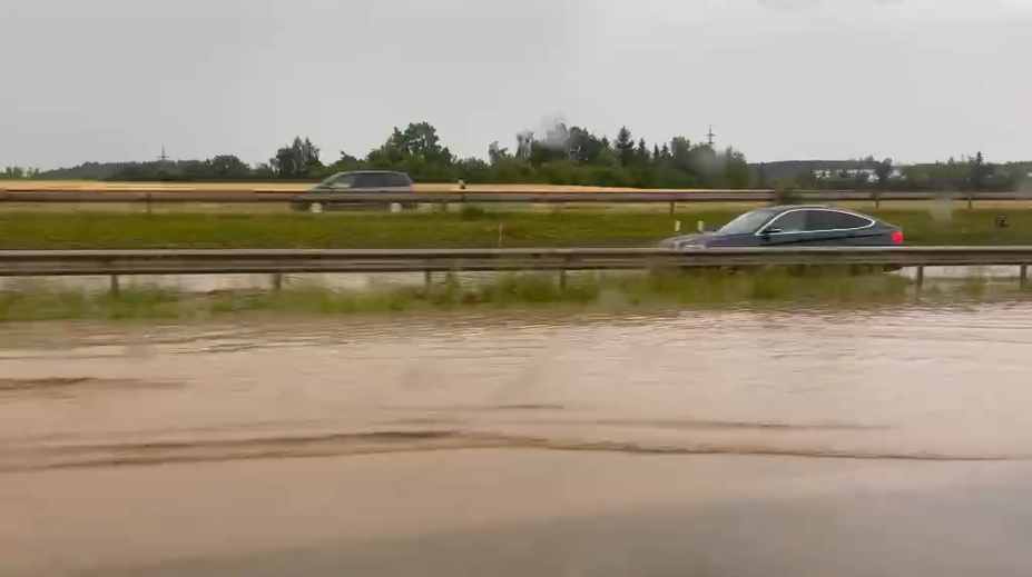 Českem se valí velmi silné bouřky. Voda zaplavila dálnici, kroupy mají přes 2 cm