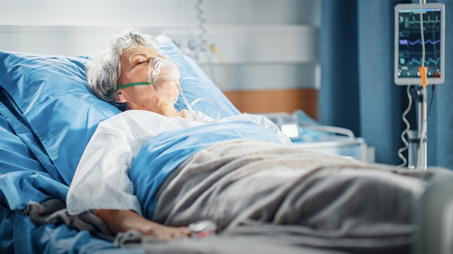 Odstřihla pacientku od kyslíku. Ženu rušil zvuk plicního ventilátoru, tak ho vypnula