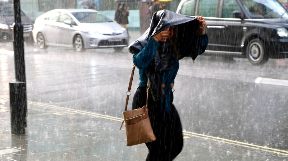 Déšť a mrznoucí mlhy. Meteorologové upřesnili předpověď na další dny