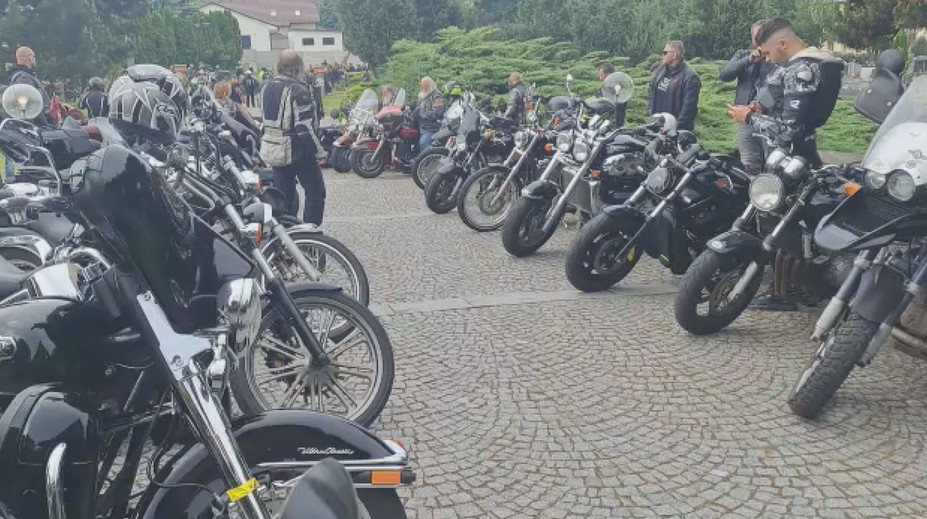 Do nebe ji vyprovodil rachot strojů. Blízcí i motorkáři se rozloučili s Anetkou (†18)