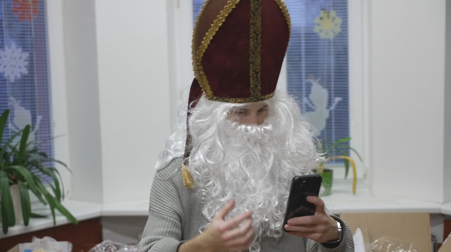 Mikuláši, čerti a andělé vyrazili do ulic. Jejich návštěva může vyjít draho