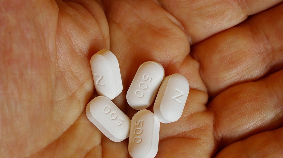 Dívka si vzala běžně dostupný lék na bolest. Za pár dní zemřela