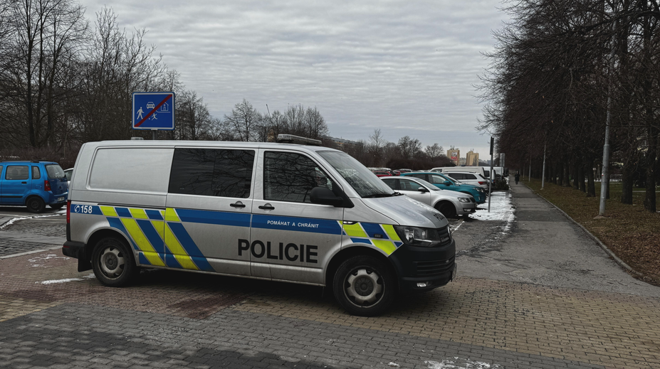 Policie v Praze vyšetřuje otřesný čin. Muž měl zavřít ženu v bytě a zapálit ho