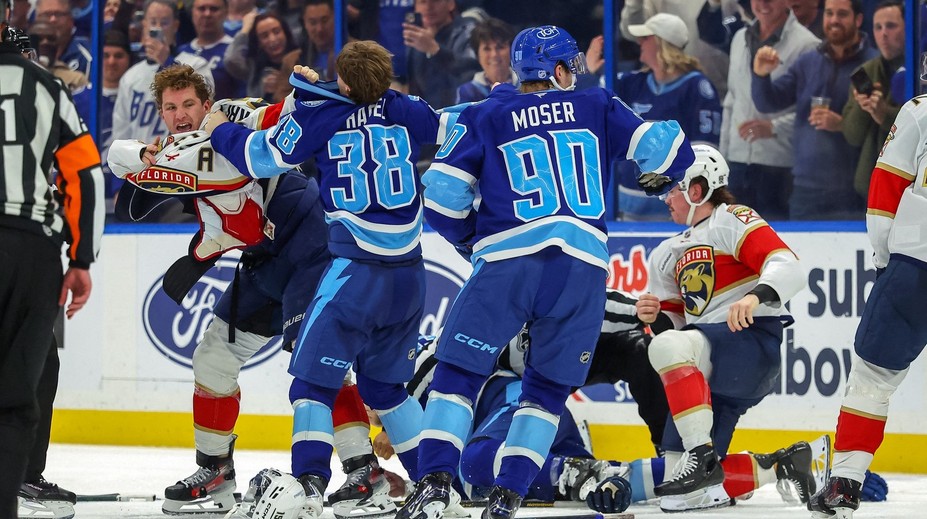 Chaos na Floridě: 147 trestných minut, vyloučený trenér a domlácený Tkachuk