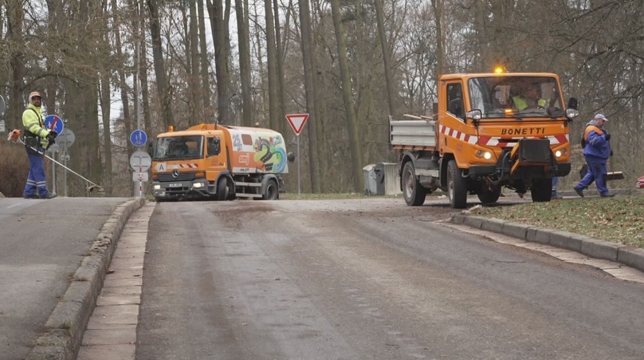 V Česku začalo uklízení silnic. Mnohým řidičům hrozí odtah vozidel