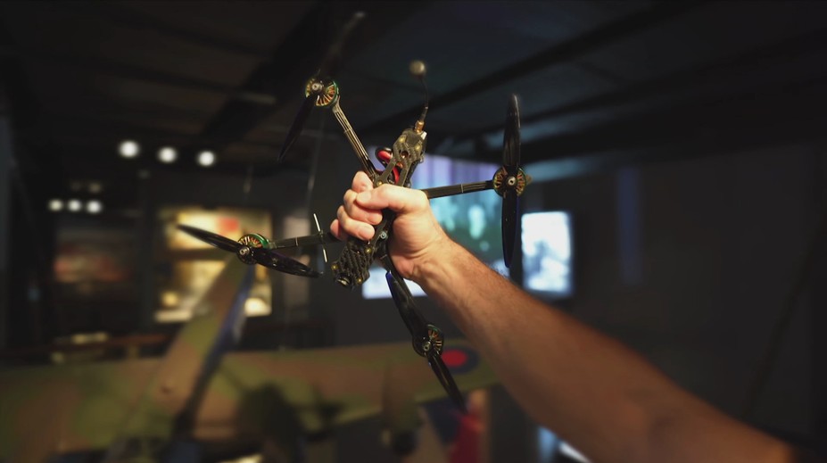 Sbírku na drony pro Ukrajinu by mohla prověřit poslanecká komise. Projekt stojí