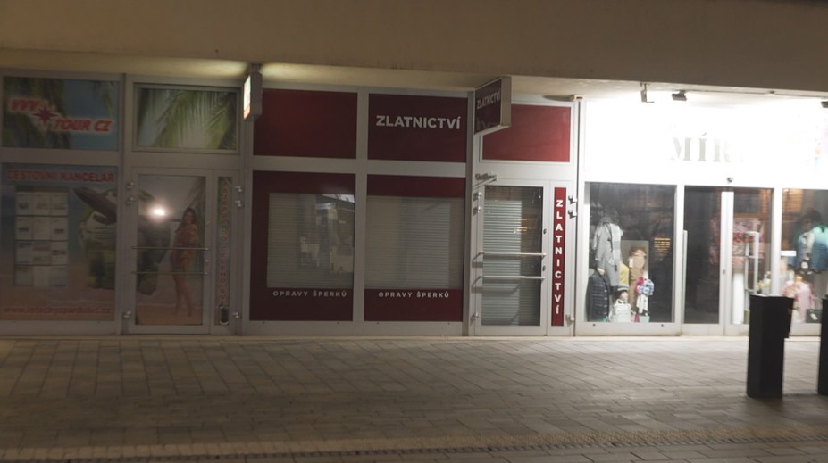 Cizinec se pokusil vloupat do zlatnictví. Na místě činu ho zadržela mladá žena