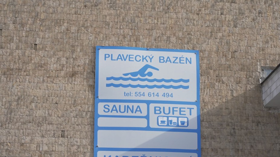 Krnovská radnice řeší nefunkční bazén. Řešením může být nafukovací hala