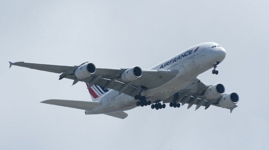 Repatriační let se musel urychleně vrátit. Na oblast zrovna mířily rakety