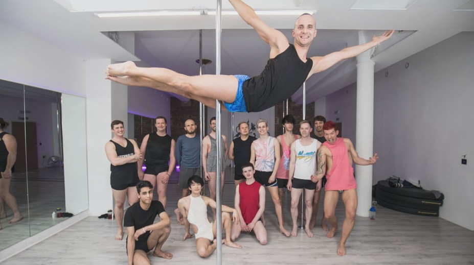 Pole dance přitahuje stále více mužů. V Německu vznikají kurzy pro posílení svalů