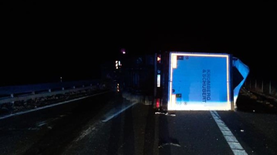 Dálnici D2 ve směru na Brno museli uzavřít. Převrátil se tam kamion