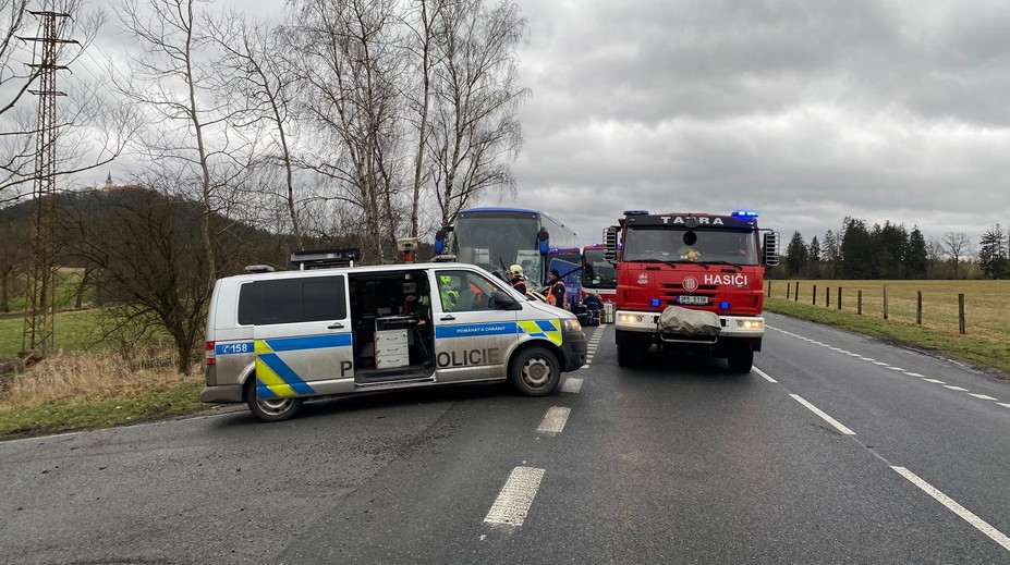 Na Plzeňsku se srazilo auto s autobusem plným turistů. Řidič vozu zemřel