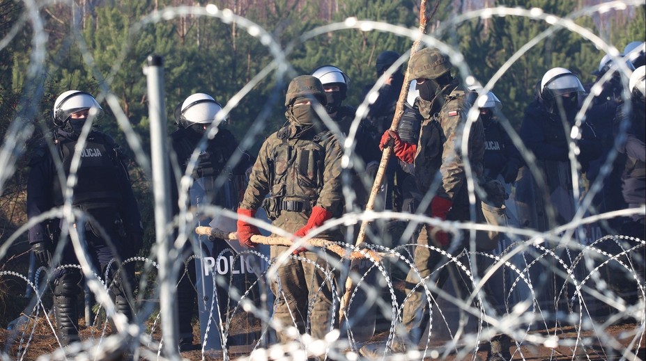 Ba quả bóng bí ẩn rơi xuống Ba Lan