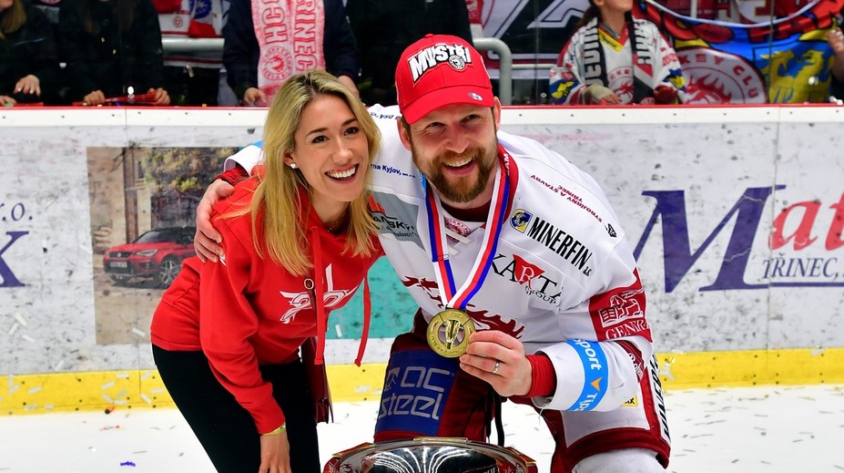 Vrána pohřbil milovanou Lindsey. Její rodiče popsali, co se při obřadu dělo