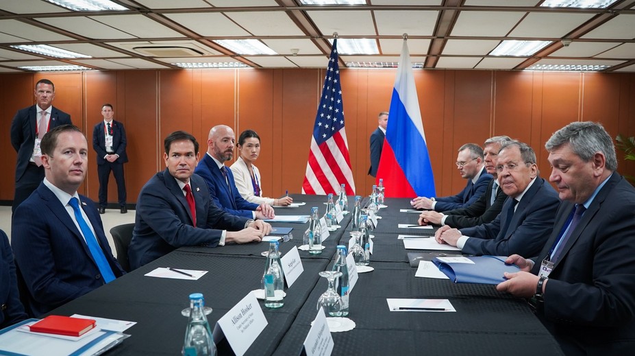 Američané obnovují jednání s Ruskem o Ukrajině. Rubio se v Asii potkal s Lavrovem