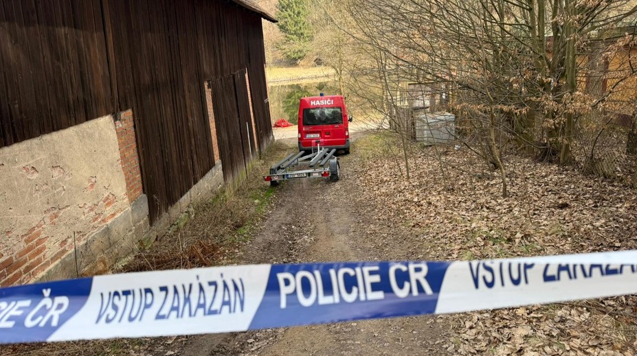 Na dně rybníka na Mladoboleslavsku leželo auto. Uvnitř našli policisté mrtvolu