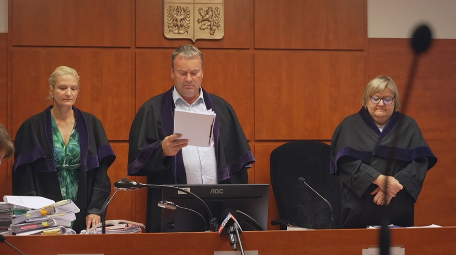 Dvojice měla 700 lidem neoprávněně poskytnout řidičáky. Soud jim snížil tresty