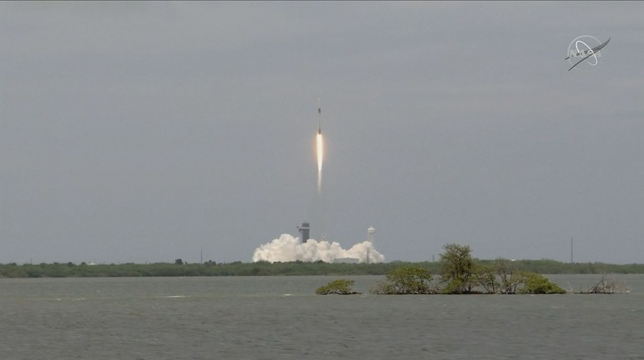 Vesmírná loď Dragon 2 je na cestě k ISS. Veze nové solární panely