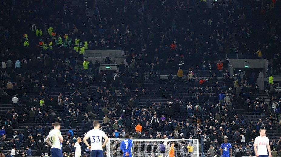 Semifinále Carabao Cupu bylo přerušeno, diváci za bránou Chelsea volali o pomoc