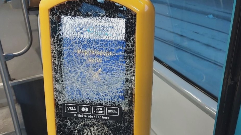 Mladík rozbil v tramvaji platební terminál. Pohádal jsem se se ženou, hájil se