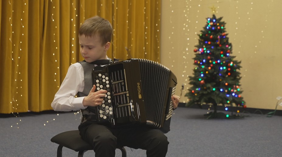Láďa v sedmi letech válí na harmoniku. Z mezinárodní soutěže přivezl stříbro