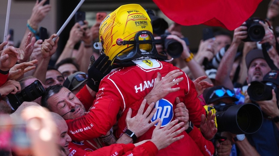První výhra Hamiltona ve Ferarri! Antonelli kvůli technické závadě nedojel