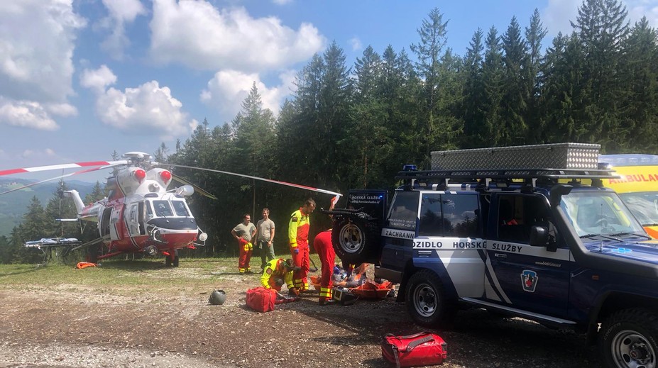 Jízda plná adrenalinu skončila tvrdým pádem, pro zraněného cyklistu letěl vrtulník