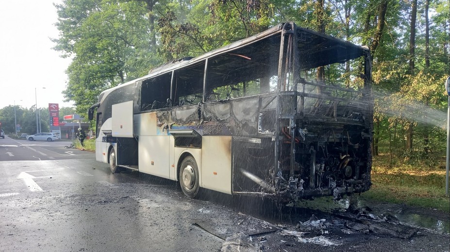 VIDEO: Drama na silnici u Býště. Autobus lehl popelem, cestující stihli utéct