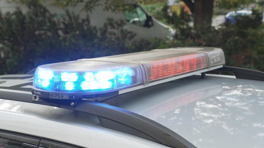 Policie hledala nebezpečnou ženu s nožem. Už je v péči lékařů