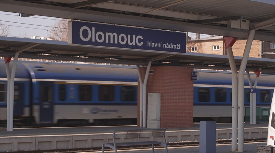 Olomoucké nádraží nabízí řadu služeb. Před ním je ale nepořádek i mrtví potkani