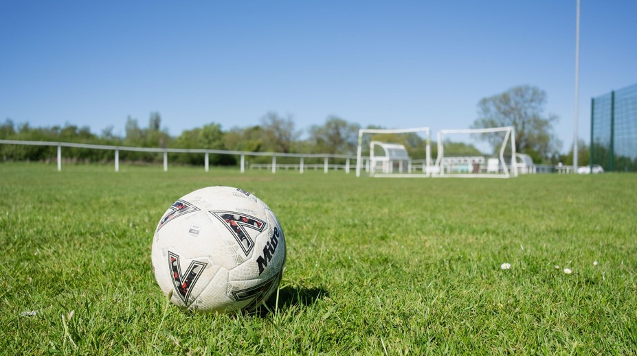 Bizarní moment v Ekvádoru: Zdravotnický vozík srazil fotbalistu přímo na hřišti