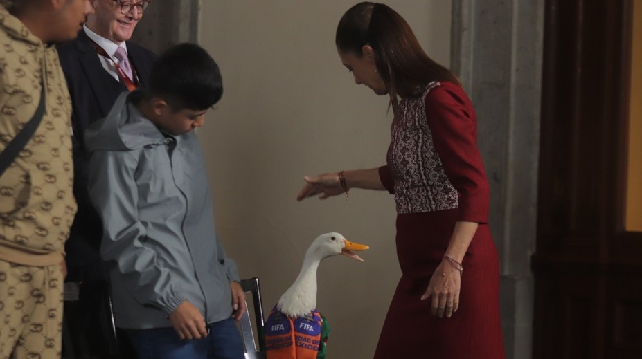 Komický moment na MS. Prezidentku Mexika chtěl kousnout maskot, video je virální