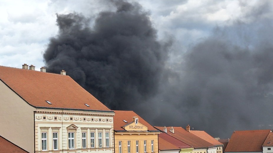 V Ivančicích hoří pošta na náměstí. Nevětrejte a odjeďte pryč, vyzvalo město