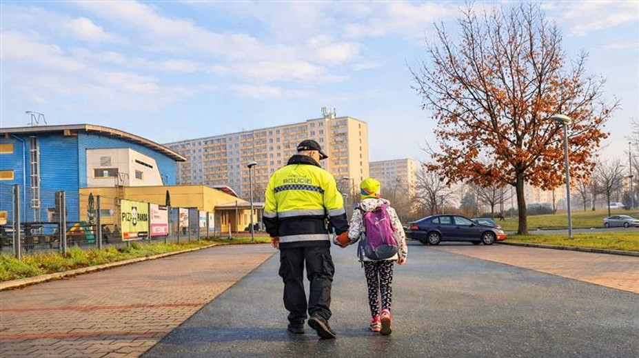 Dramatická záchrana holčičky z Hradce. Našli ji na hřišti a nikdo nevěděl, kde má rodiče