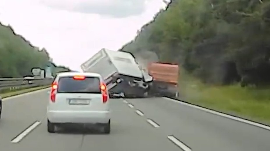 VIDEO: Dodávka v plné rychlosti narazila do odstavené Tatry. Řidič byl zrovna pod vozem