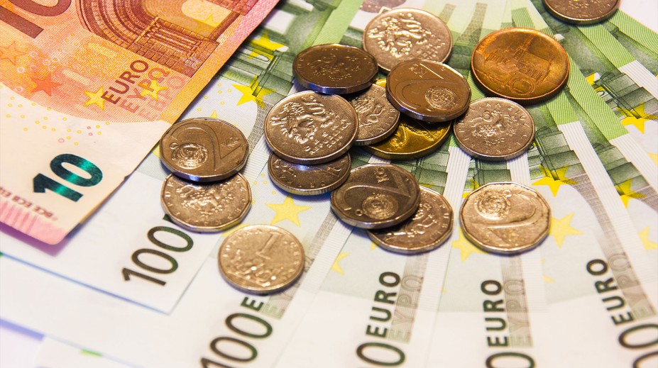 Kurz koruny se prudce propadl. Čechům to prodraží dovolené, tvrdí ekonomové