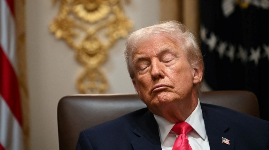 Trump shromáždil u Íránu obří armádu. Expert řekl, co bude dál