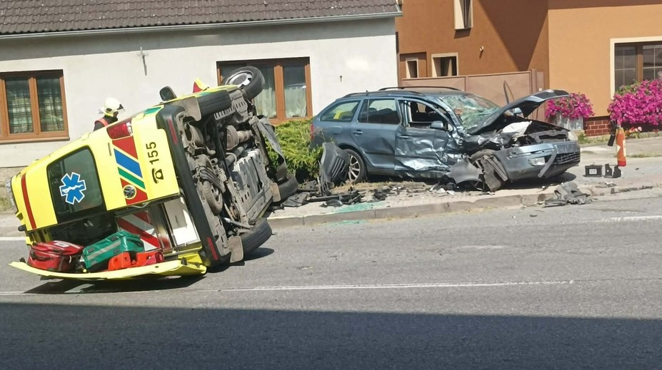 Na Jihlavsku se srazilo auto se sanitkou. Převrátila se na bok, na místo letěl vrtulník