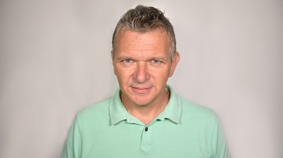 Radost oblíbeného reportéra. Je otcem dvojčátek, k porodu ale nesměl