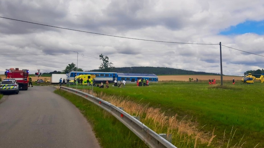 Srážka vlaku s náklaďákem na jihu Čech. Na místě je několik zraněných