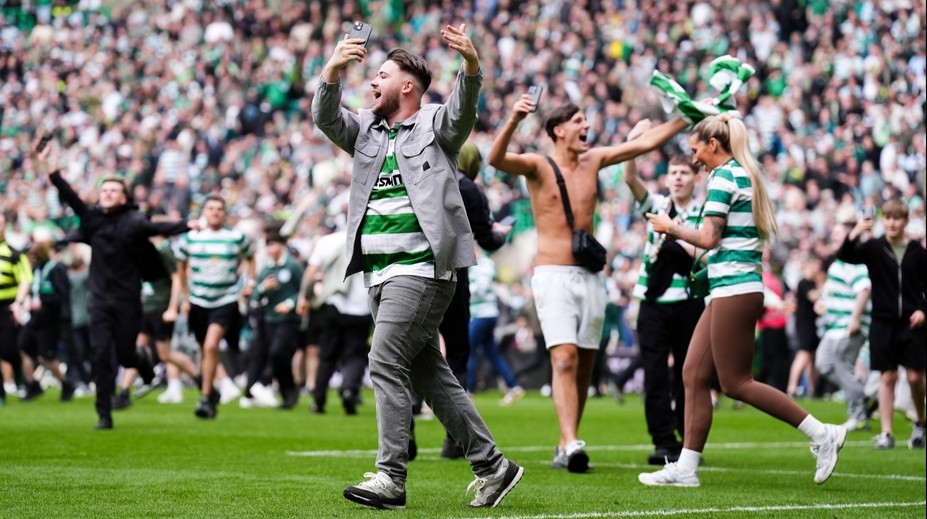 Scény jako v Edenu. Fanoušci Celticu vtrhli na hřiště a údajně napadli hráče Hearts