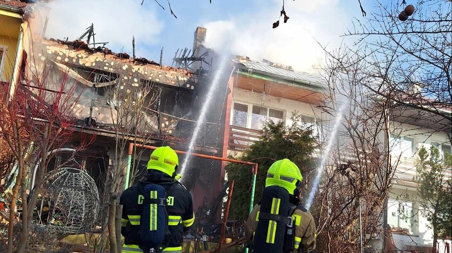 Hỏa hoạn lớn tại Litvínov: Nhà dân cháy, lửa lan sang tòa nhà bên cạnh