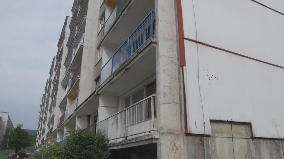 V domě jsou odpadky do čtvrtého patra. Brzdí plánovanou demolici