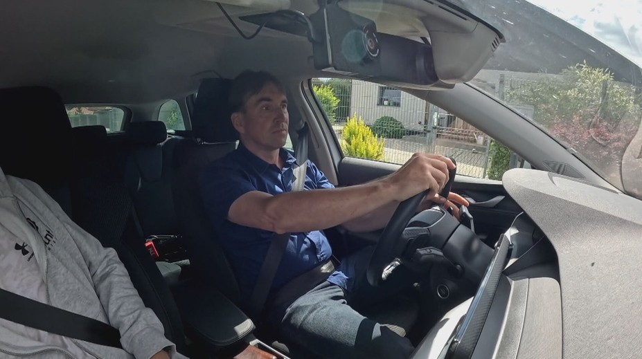 Muži narazilo do vozu policejní auto. I tak je podezřelý z dopravního přestupku