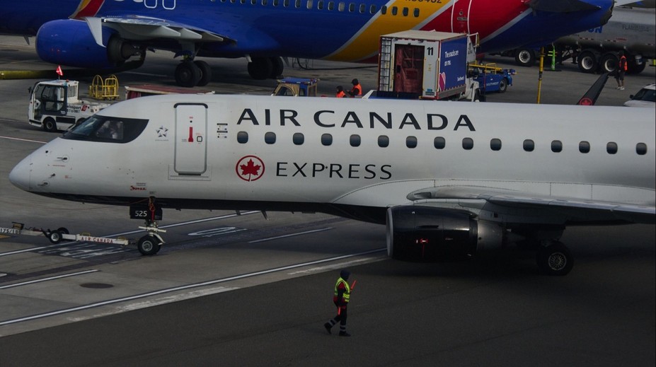 Máy bay tại New York va chạm với xe cứu hỏa, nhiều người bị thương nặng