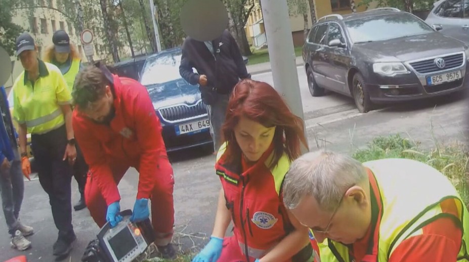 Žena zkolabovala v práci, senior na ulici. Život jim zachránili policisté