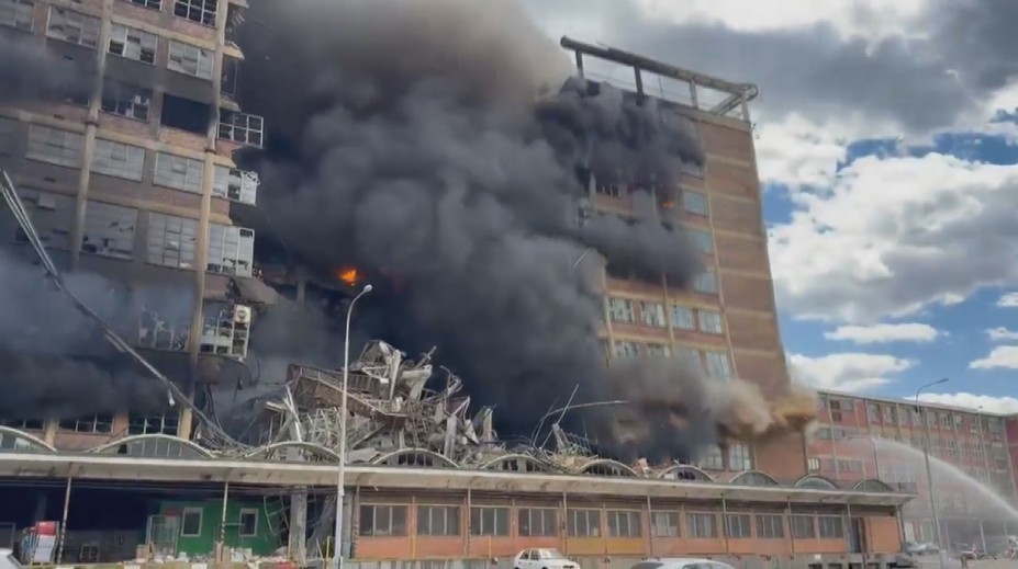 Videa ukazují zřícení bývalé budovy Svitu. Jako po zásahu raketou, popisují místní